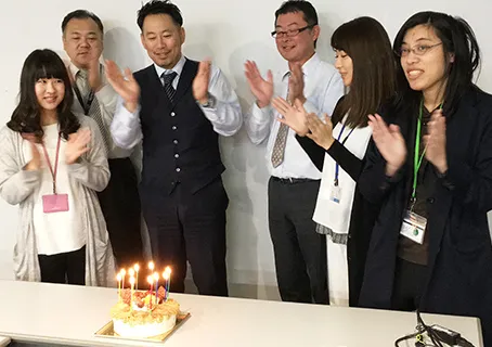 毎月ケーキと歌でお誕生日会を開催。全員が笑顔になるイベントです。